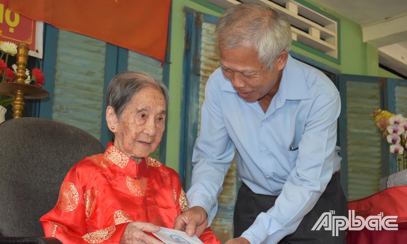 Đồng chí Phạm Thương Tý thăm, tặng quà cụ Ngô Thị Cảnh tròn 100 tuổi.