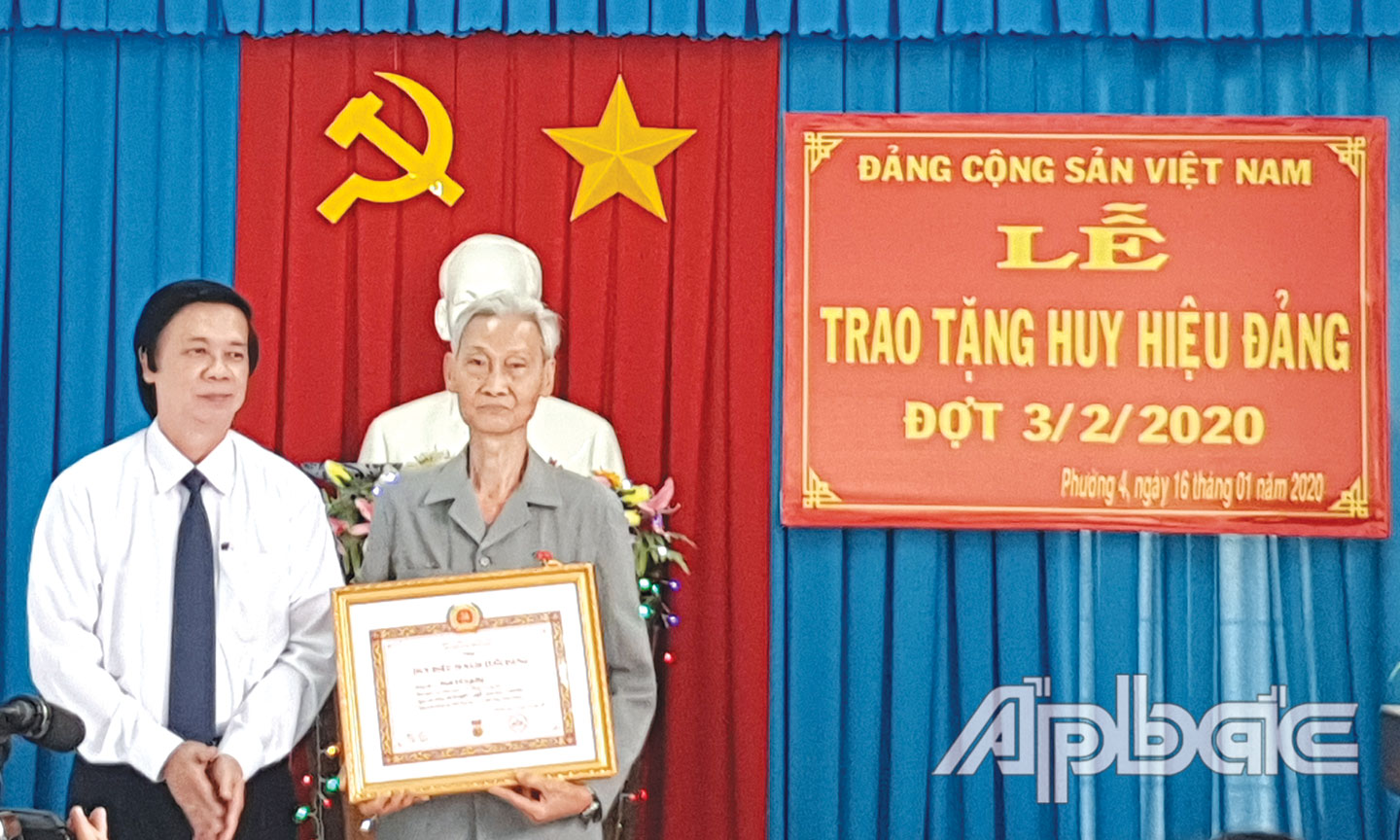 Đồng chí Nguyễn Văn Danh trao Huy hiệu  70 năm tuổi Đảng cho đồng chí Nguyễn Kha.