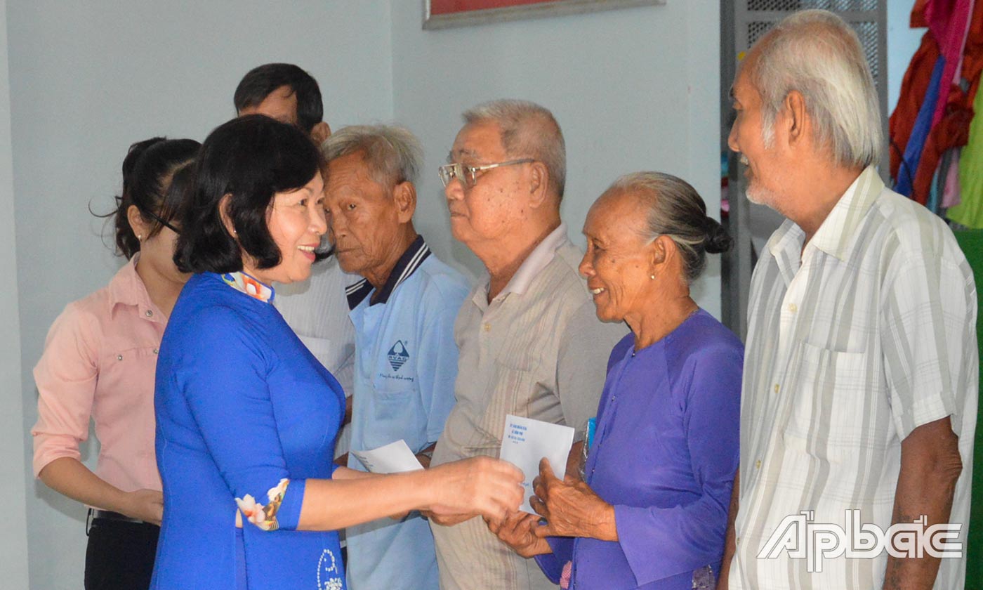 Lãnh đạo huyện Cai Lậy trao quà cho các hộ nghèo của xã Bình Phú.