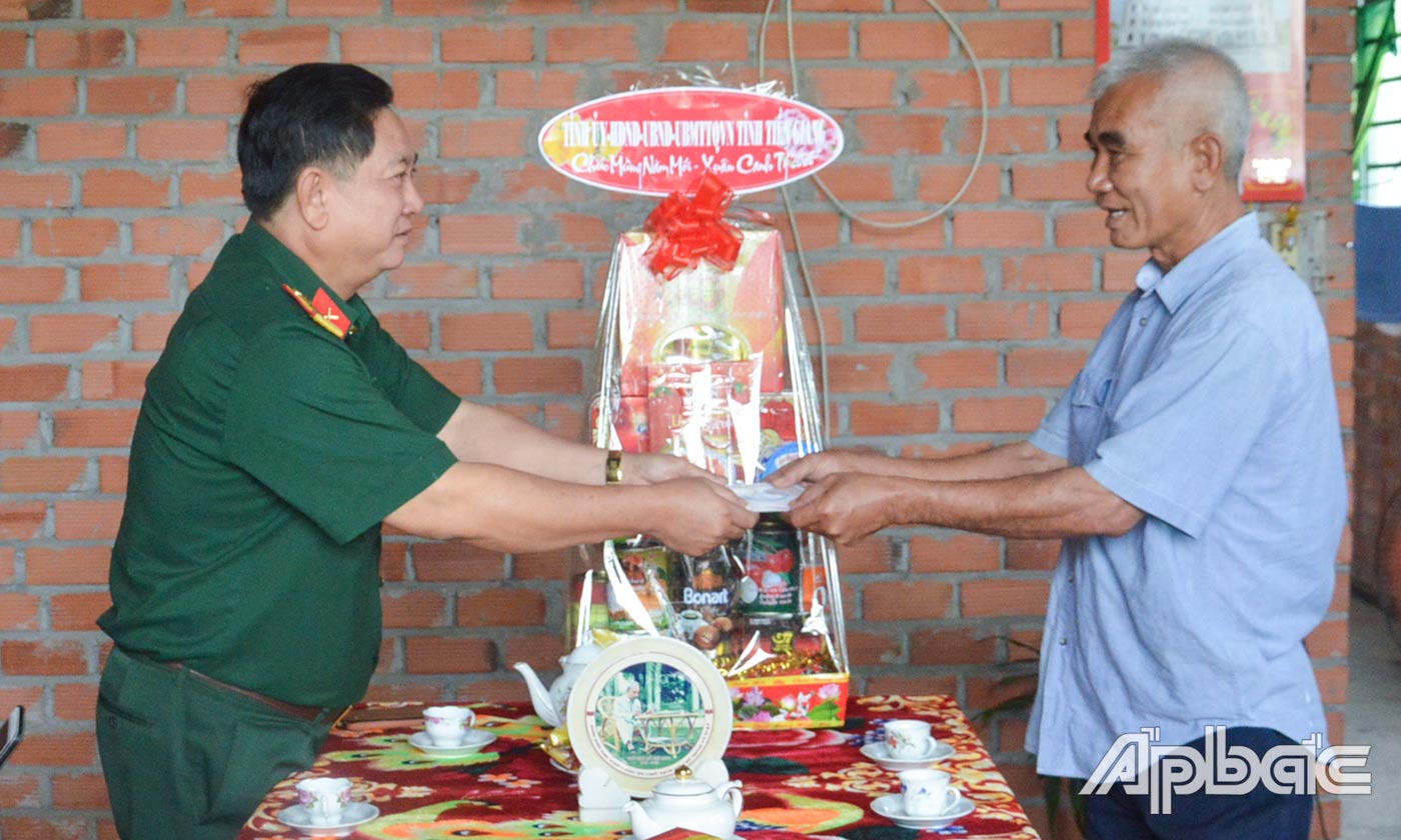 Đại tá Châu Hoàng Phương trao quà cho hộ gia đình ông Lê Văn Hoàng, là thương binh 65% ở ấp Bình Quới, xã Bình Phú.