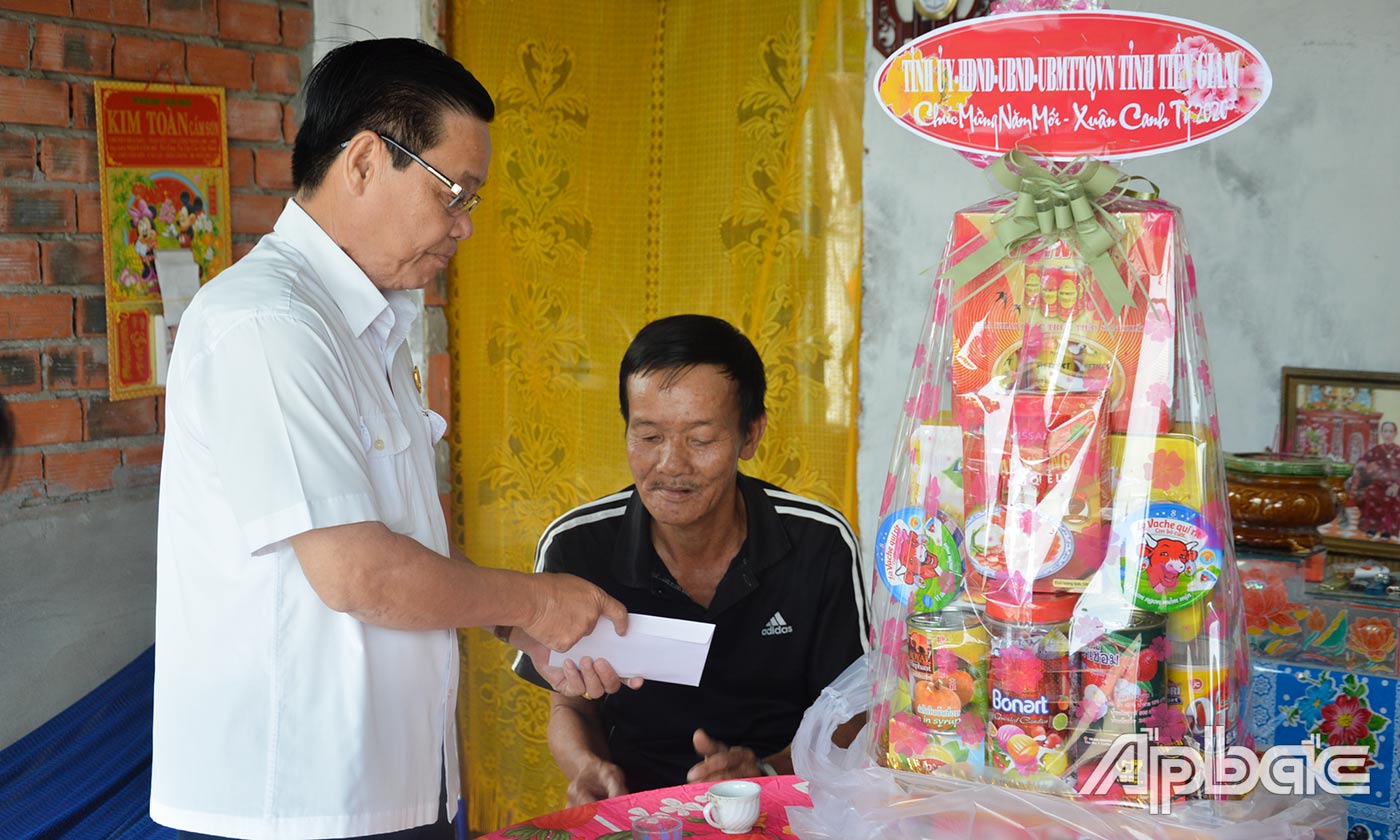Đồng chí Phan Hùng Mãnh - Phó Chủ tịch Hội Cựu chiến binh tỉnh trao quà cho gia dình chính sách.