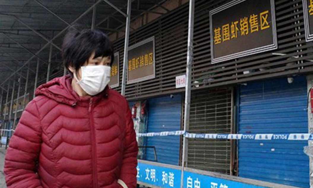 Người dân ở Vũ Hán đeo khẩu trang phòng virus viêm phổi lạ. (Nguồn: Getty Images)
