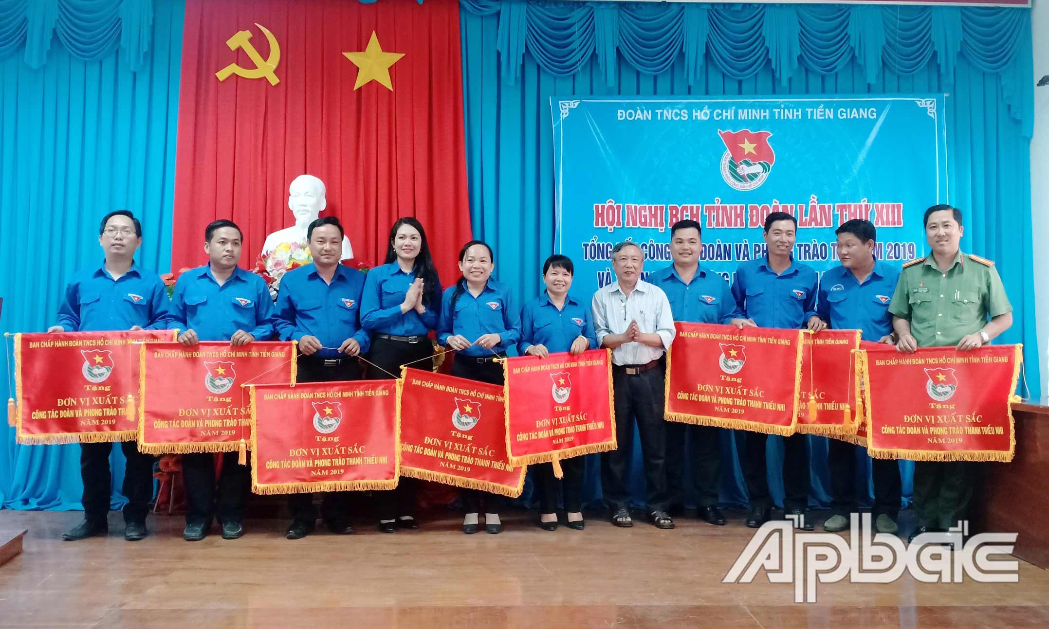 Đồng chí Nguyễn Thị Uyên Trang trao Cờ thi đua xuất sắc cho các đơn vị tại Hội nghị tổng kết công tác Đoàn và phong trào thanh thiếu nhi năm 2019.                                                                                                                                              Ảnh: QUỐC TRUNG