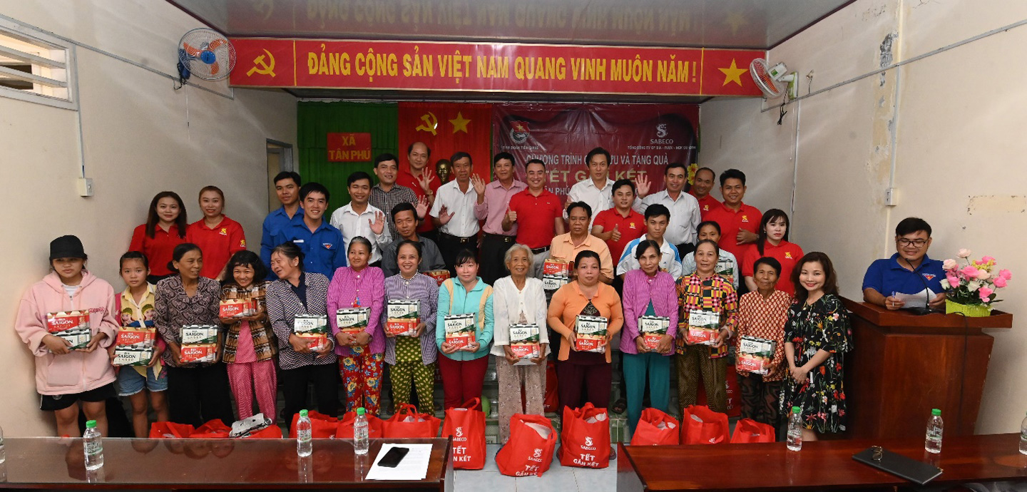 Đại diện Tỉnh đoàn Tiền Giang và Tổng công ty Cổ phần Bia - Rượu - NGK Sài Gòn (SABECO) trao tặng 1.200 phần quà Tết nghĩa tình đến với bà con tỉnh nhà.