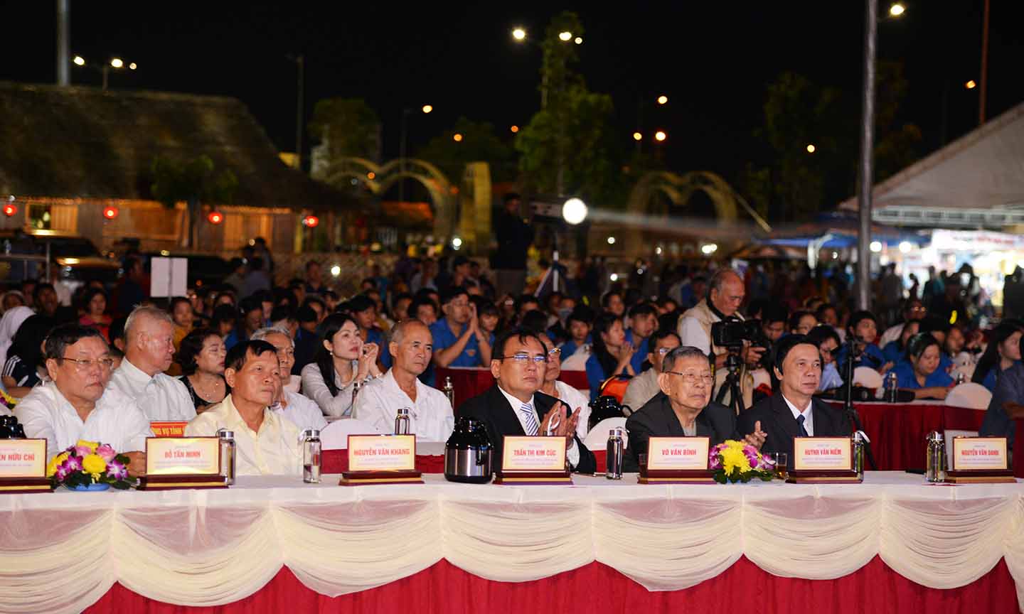 Các đại biểu tham dự lễ khai mạc.