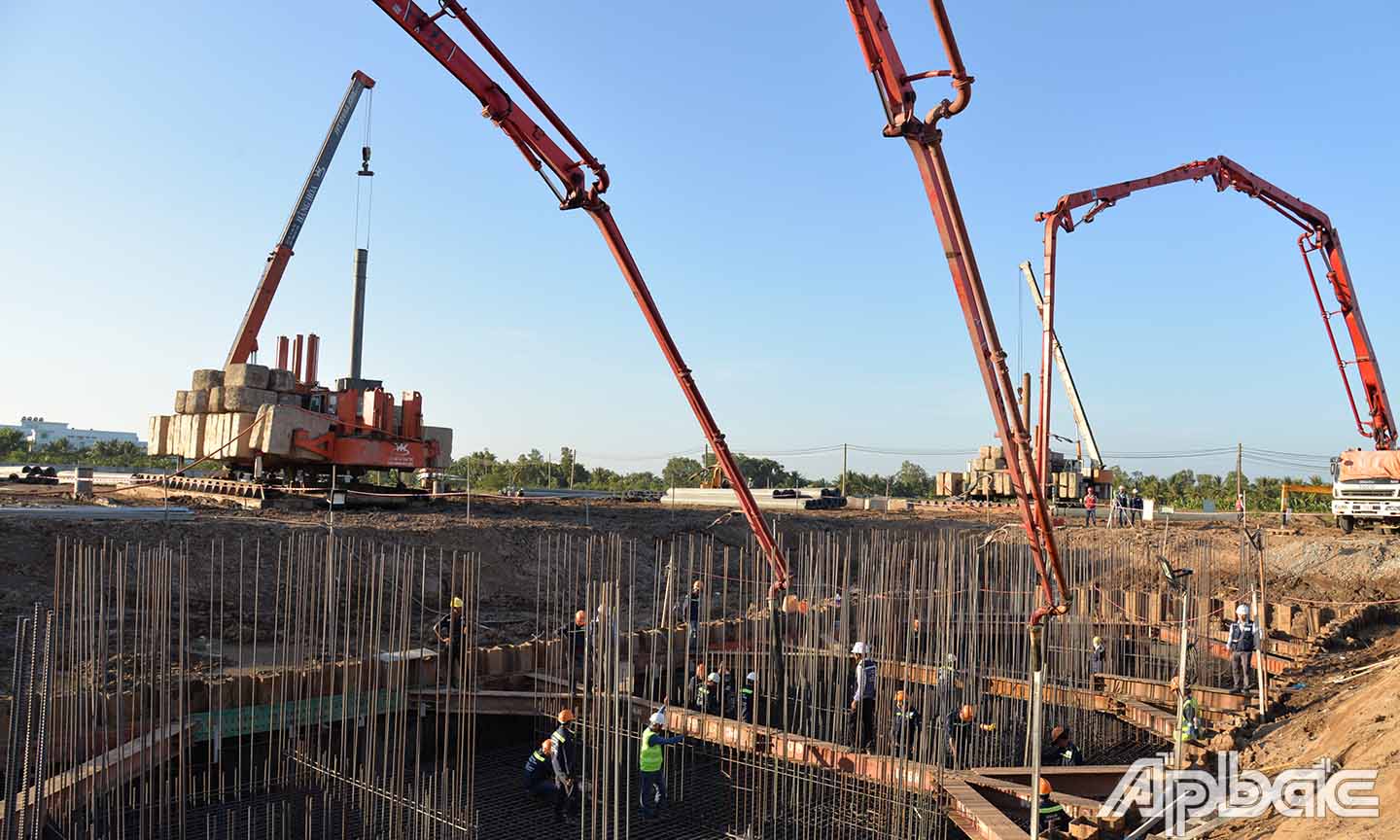 đoàn đã đến khảo sát tiến độ thi công và chứng kiến triển khai đổ bê tông hố móng thang máy thuộc dự án Bệnh viện Đa khoa tỉnh Tiền Giang