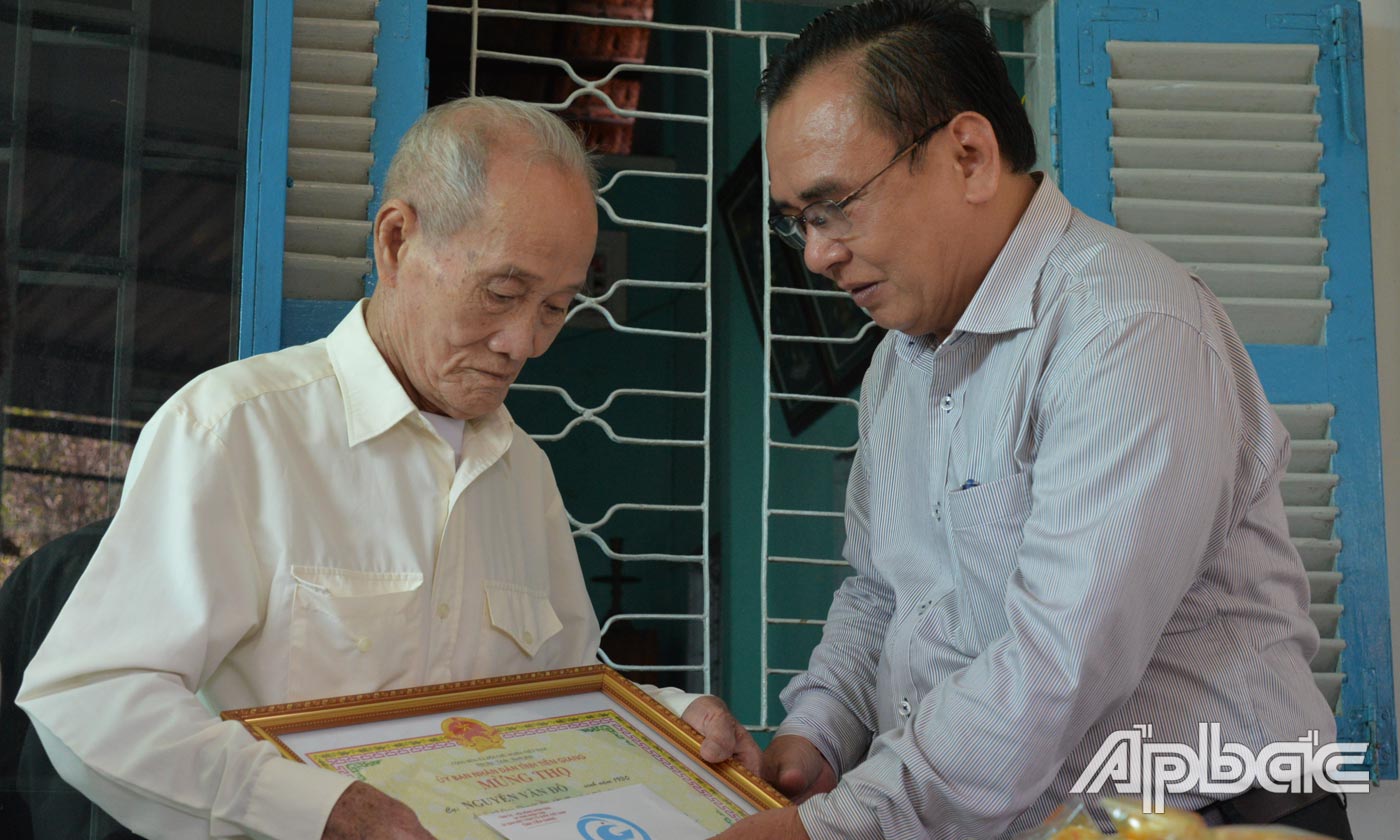 Đồng chí Võ Văn Bình thăm, tặng quà, chúc thọ cụ Nguyễn Văn Đô (90 tuồi).