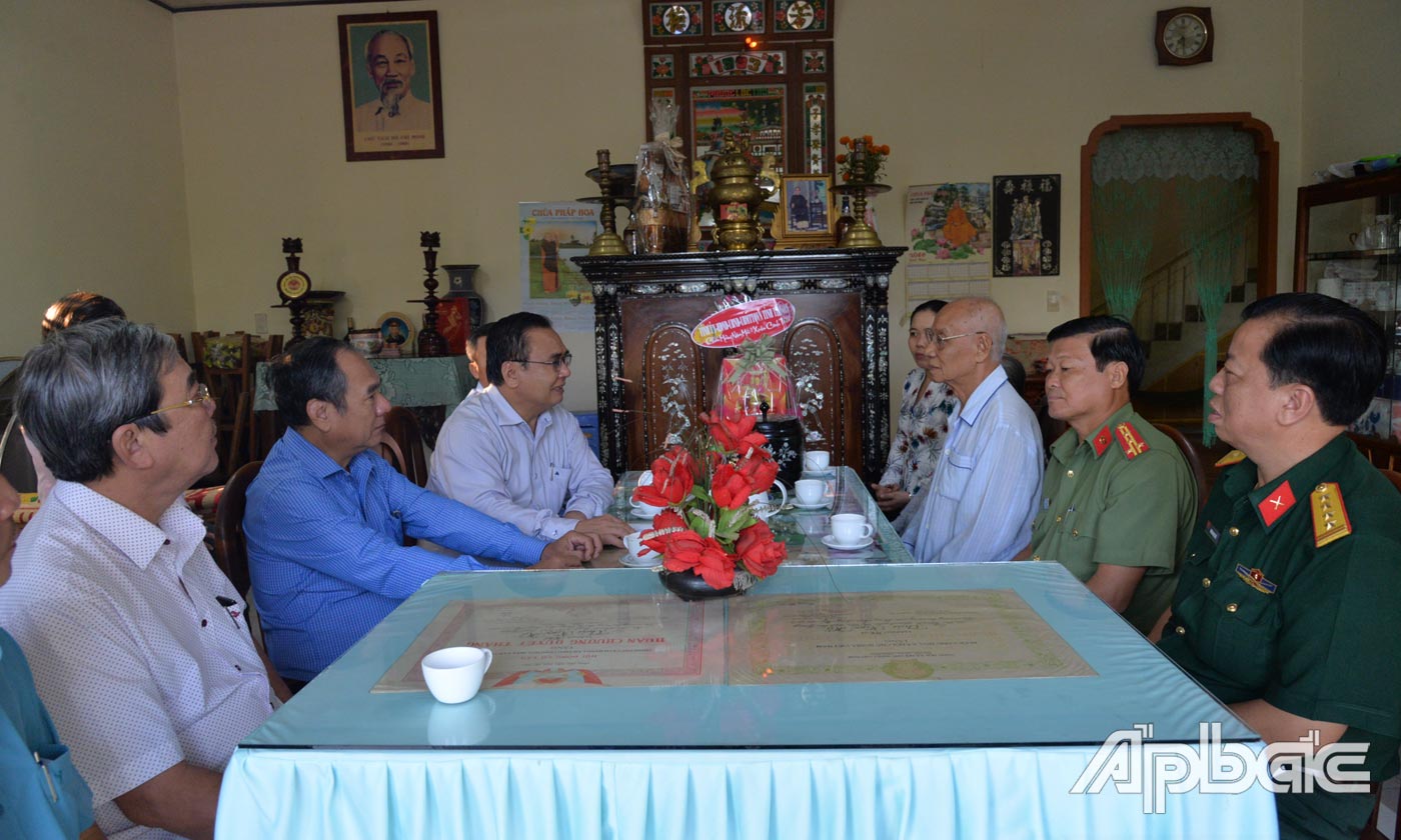 Đồng chí Võ Văn Bình thăm, tặng quà tết cho ông Thái Ngọc Hồ, thương bin, cán bộ  bắt tù đày.