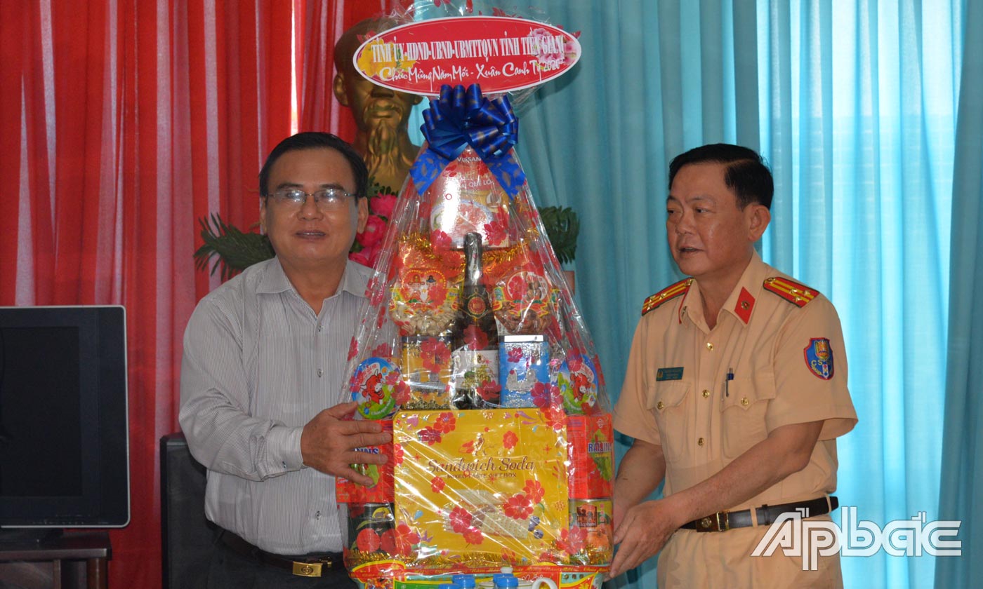 Đồng chí Võ Văn Bình thăm, chúc tế Phòng Cảnh sát Giao thông- Công an Tiền Giang.