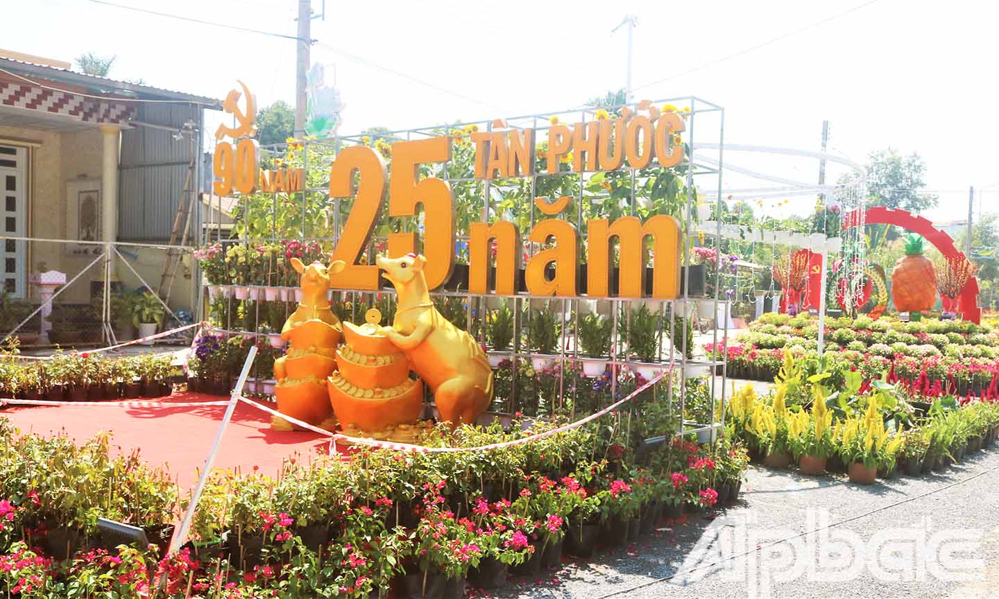 Đường hoa xuân huyện Tân Phước được thiết kế đẹp mắt với chủ đề Xuân quê đổi mới.