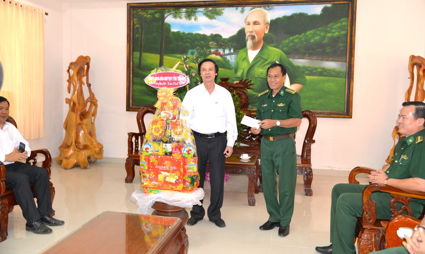Bí thư Tỉnh ủy Nguyễn Văn Danh tặng quà cán bộ, chiến sĩ Bộ chỉ huy bộ đội biên phòng 