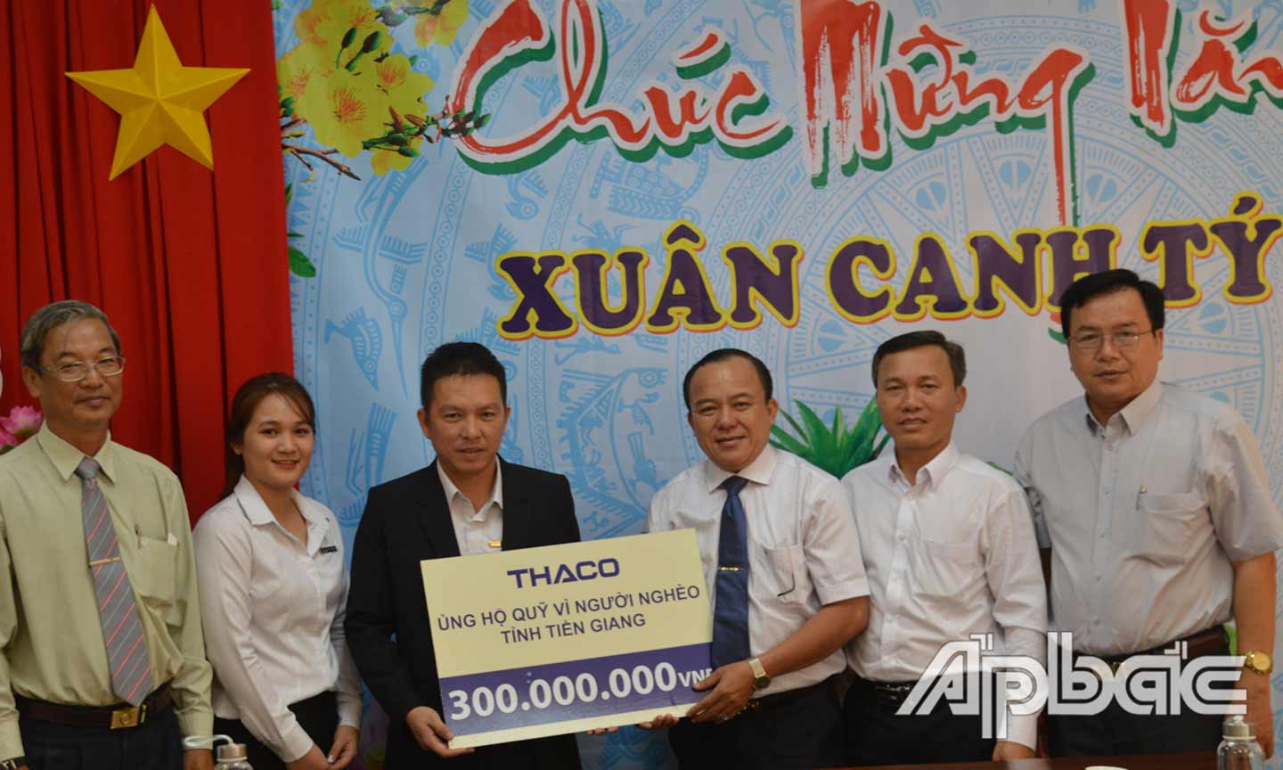 Giám đốc Công ty cổ phần Ô tô Trường Hải trao bảng  300 triệu đồng tượng trưng cho Uỷ ban MTTQ