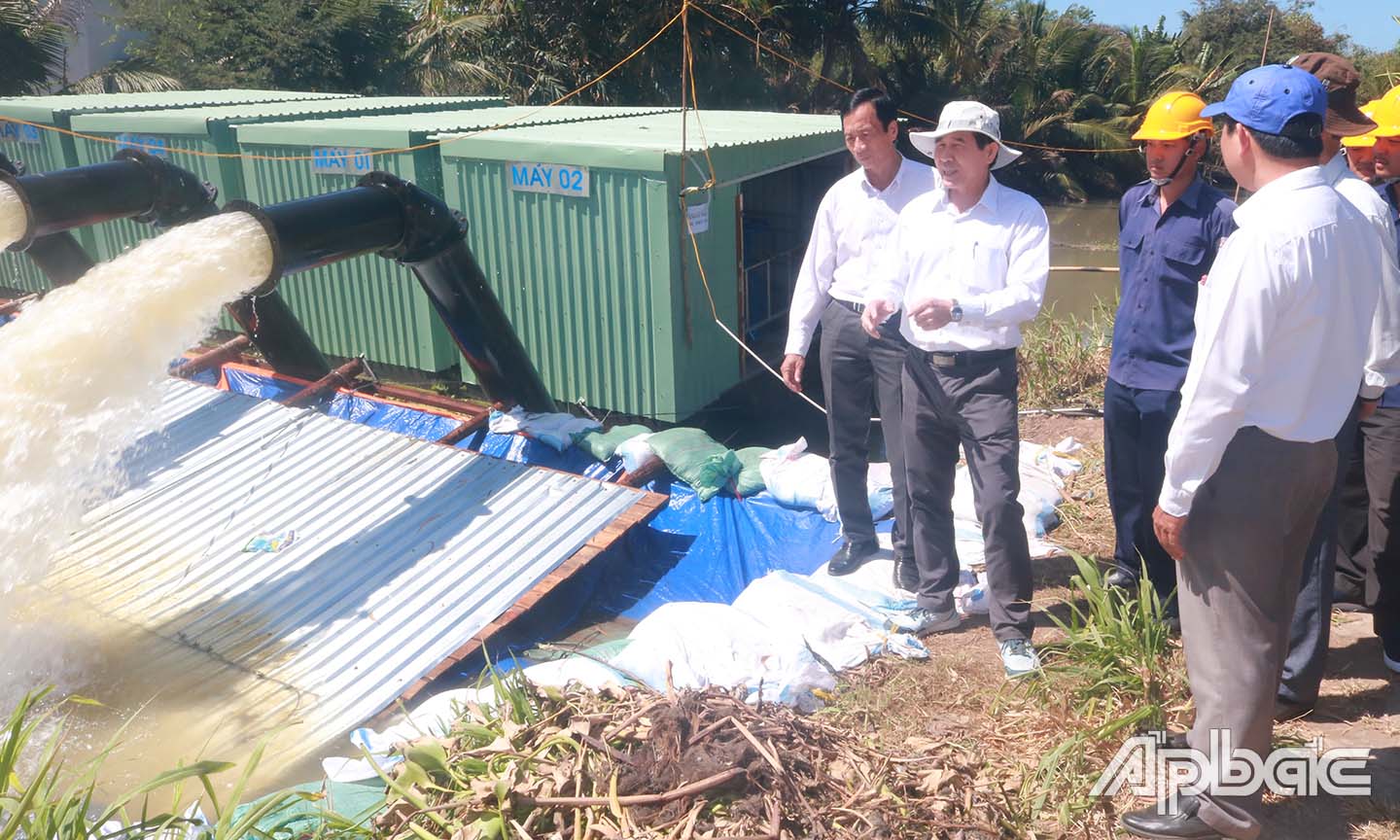 Đồng chí Lê Văn Hưởng cùng với lãnh đạo Sở NN&PTNT, lãnh đạo địa phương đến kiểm tra trạm bơm trên tuyến kênh Champo (huyện Gò Công Đông).