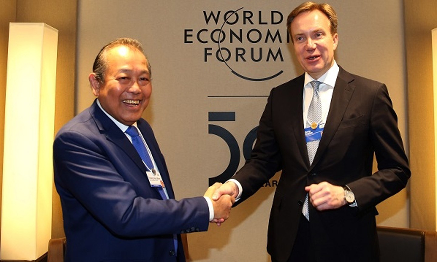  Deputy PM Truong Hoa Binh and President of the WEF Borge Brende. (Photo: VGP)