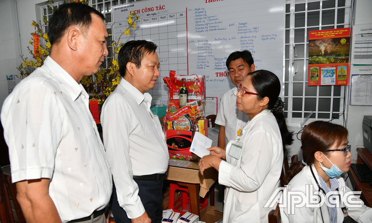 Ban An toàn giao thông tỉnh thăm, chúc tết đội ngũ y, bác sĩ Khoa Cấp cứu - Bệnh viện Đa khoa Trung tâm tỉnh Tiền Giang.