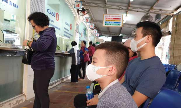 Bộ Y tế đưa ra khuyến cáo người dân cần đeo khẩu trang y tế đúng cách. (Ảnh: PV/Vietnam+)