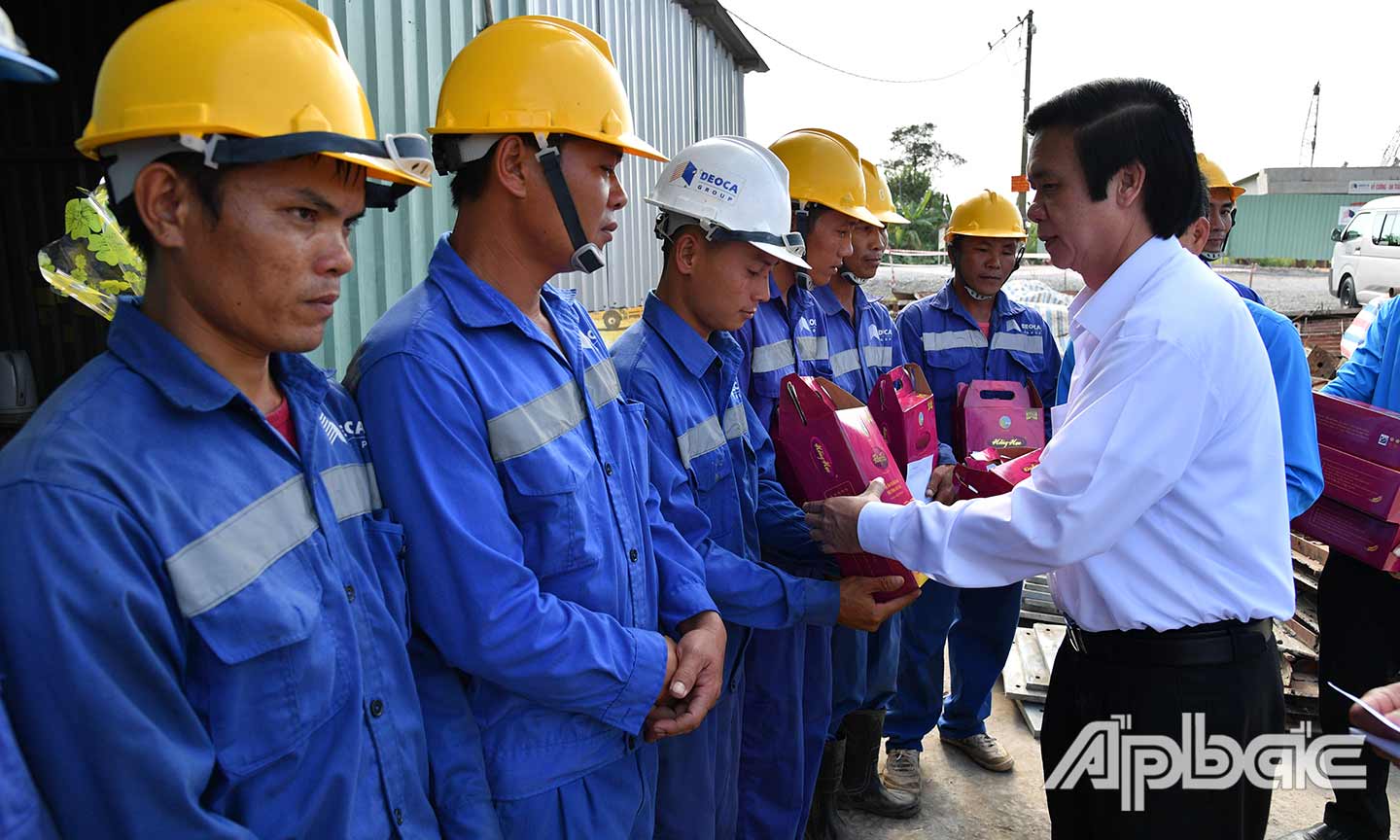 Đồng chí Nguyễn Văn Danh tặng quà công nhân tại gói thầu XL12.