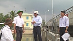 Chairman of the PPC Le Van Huong checks the drought, saltwater intrusion prevention in Cai Lay district