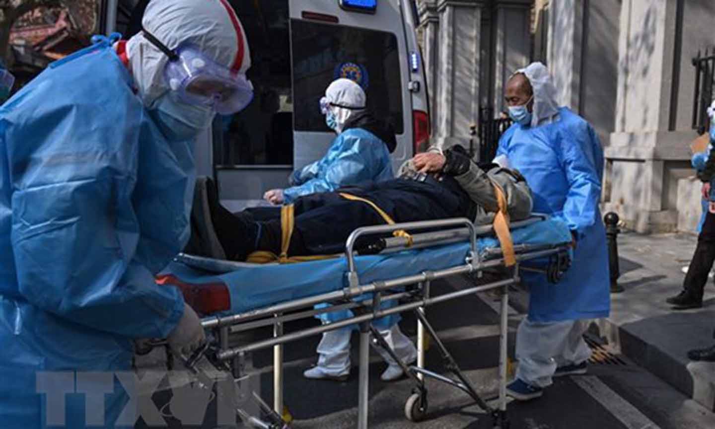 Nhân viên y tế chuyển bệnh nhân nhiễm virus corona tại một bệnh viện ở Vũ Hán, Trung Quốc ngày 30/1/2020. (Nguồn: AFP/TTXVN)