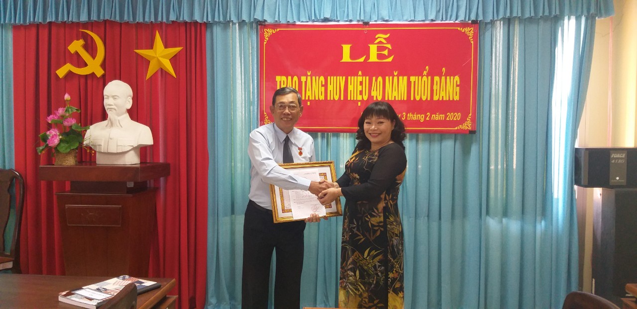 Đồng chí Thái Ngọc Bảo Trâm trao Huy hiệu 40 năm tuổi đảng cho đồng chí Nguyễn Văn Hải