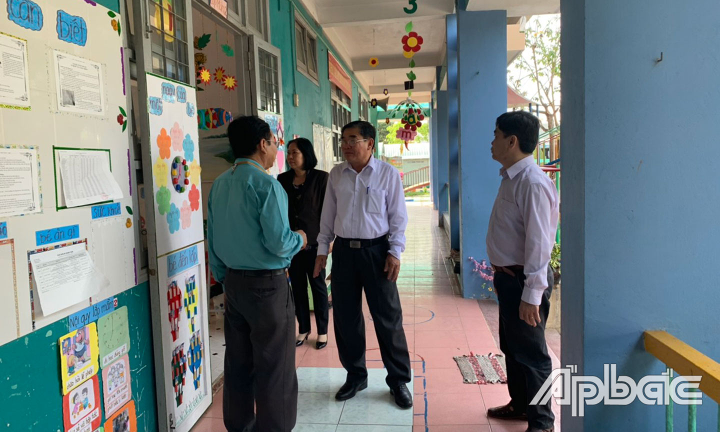 Lãnh đạo ngành GD-ĐT kiểm tra công tác vệ sinh trường học tại  Trường  Mầm non Ánh Dương, huyện Gò Công Đông.