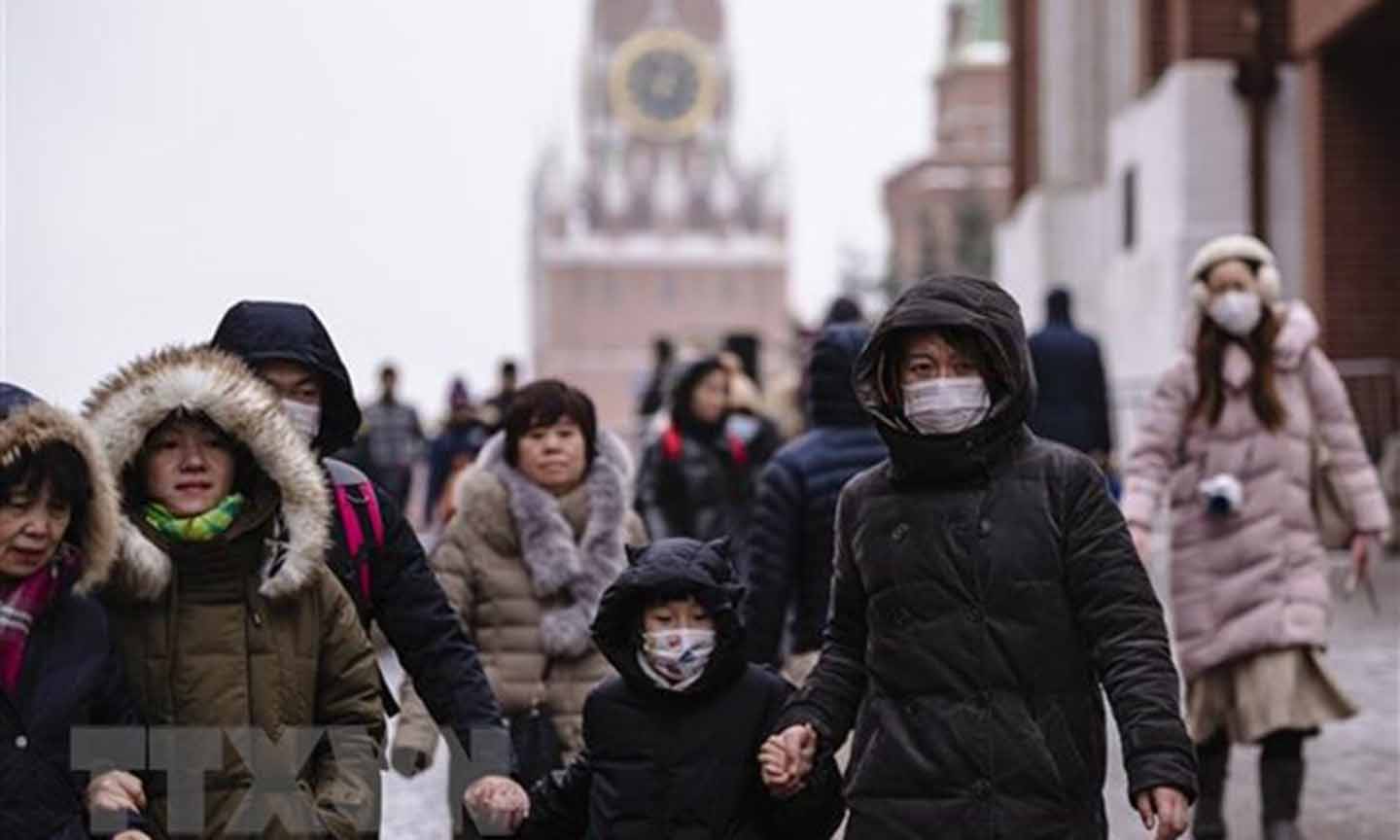 Người dân Nga và khách du lịch đeo khẩu trang phòng ngừa lây lan virus corona tại Moskva, Nga. (Ảnh: AFP/TTXVN)