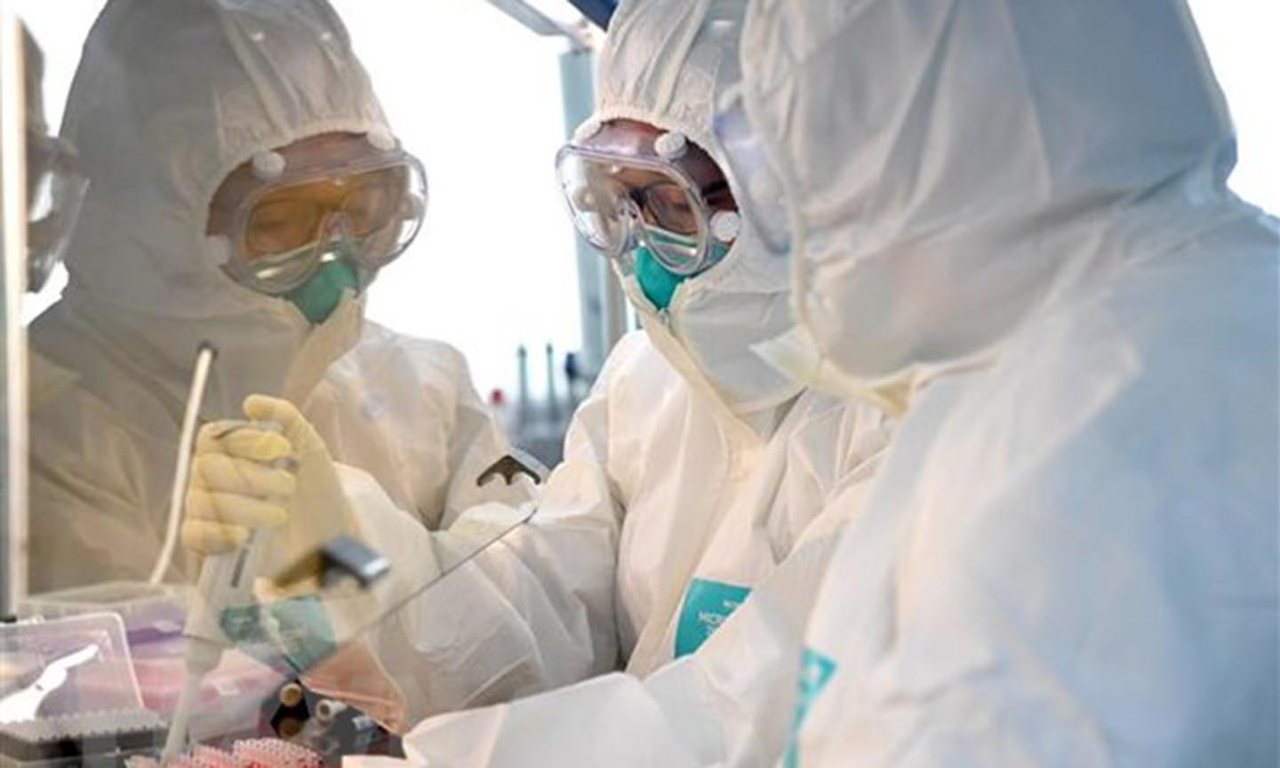 Các nhà nghiên cứu làm việc tại phòng thí nghiệm của trung tâm kiểm soát và ngăn ngừa dịch bệnh tại Hà Nam, Trung Quốc. (Ảnh: THX/TTXVN)