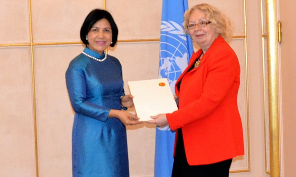 Ambassador Le Thi Tuyet Mai (L) presents her credentials to Director-General of the UN Office Tatiana Valovaya. (Photo: VNA)