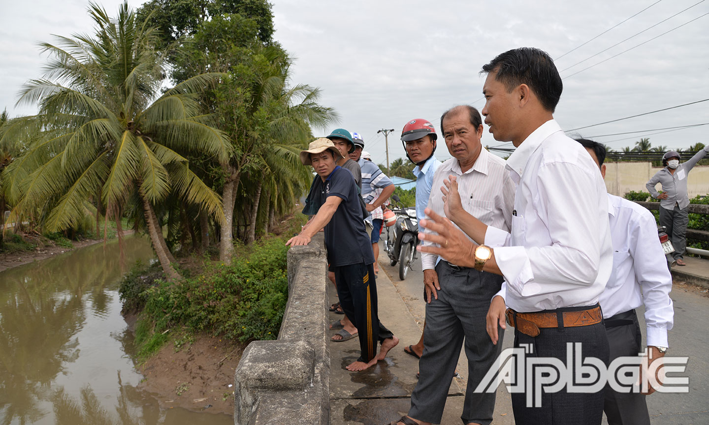 Đồng chí Nguyễn Thiện Pháp kiểm tra tình hình hạn, mặn tại xã Thạnh Trị (huyện Gò Công Tây) vào chiều 10-2.