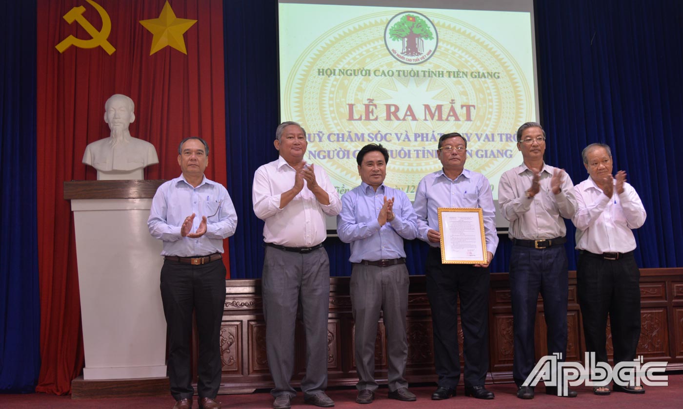 Đồng chí Trần Văn Dũng, Phó Chủ tịch UBND tỉnh trao Quyết định thành Quỹ.