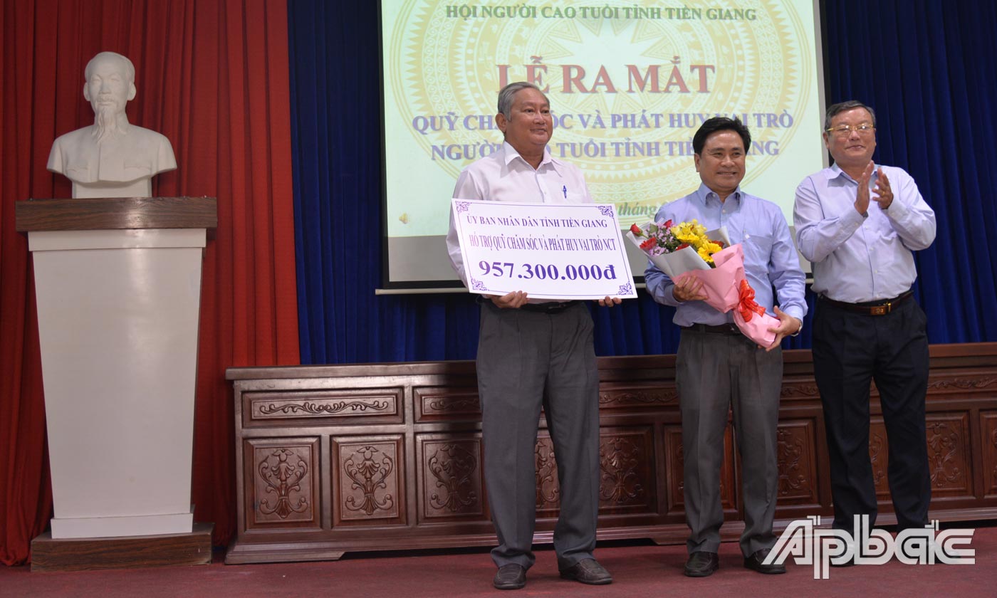 Đồng chí Trần Văn Dũng trao bảng tượng trưng số tiền hỗ trợ Quỹ