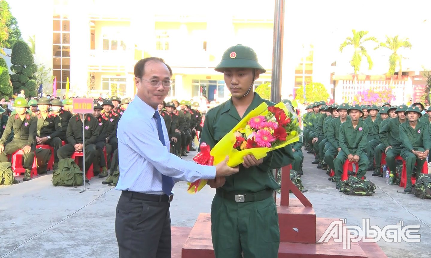 Đồng chí Trần Kim Trát tặng hoa cho tân binh.
