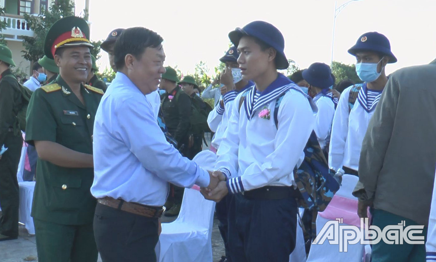 Ông Nguyễn Ngọc Trầm, UVBTV- Chủ nhiệm UBKT Tỉnh ủy, phụ trách huyện bắt tay chúc mừng tân binh.