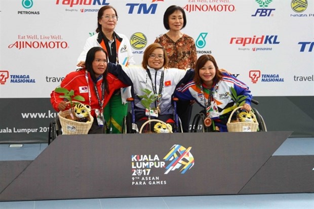 Athletes receive their medals in the women's 100m freestyle at the 9th Para Games in Malaysia in 2017 (Photo: baoquocte.vn)