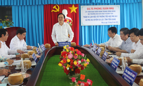  Bộ trưởng Bộ GD-ĐT Phùng Xuân Nhạ  thăm và làm việc Trường Tiểu học Phú An 1, huyện Cai Lậy. 