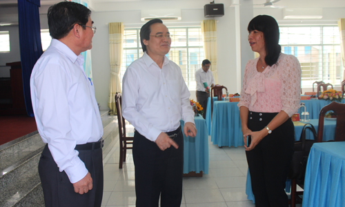  Bộ trưởng Bộ GD-ĐT Phùng Xuân Nhạ  trao đổi lãnh đạo UBND TP. Mỹ Tho. 