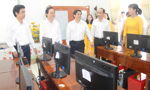  Bộ trưởng Bộ GD-ĐT Phùng Xuân Nhạ  thăm Trường Tiểu học Thủ Khoa Huân, TP. Mỹ Tho. 