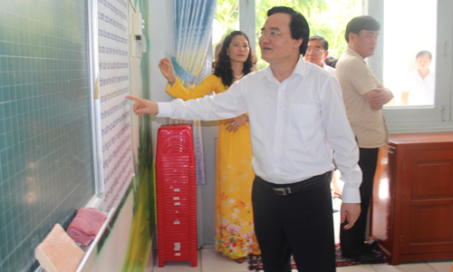 ộ trưởng Bộ GD-ĐT Phùng Xuân Nhạ thăm Trường Tiểu học Thủ Khoa Huân, TP. Mỹ Tho. 