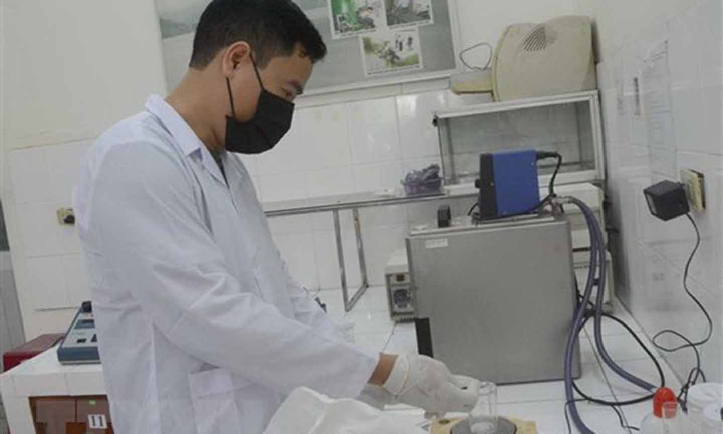 Cán bộ, giảng viên trường Đại học Bách khoa-Đại học Đà Nẵng đang pha chế nước rửa tay sát khuẩn. (Ảnh: Văn Dũng/TTXVN)