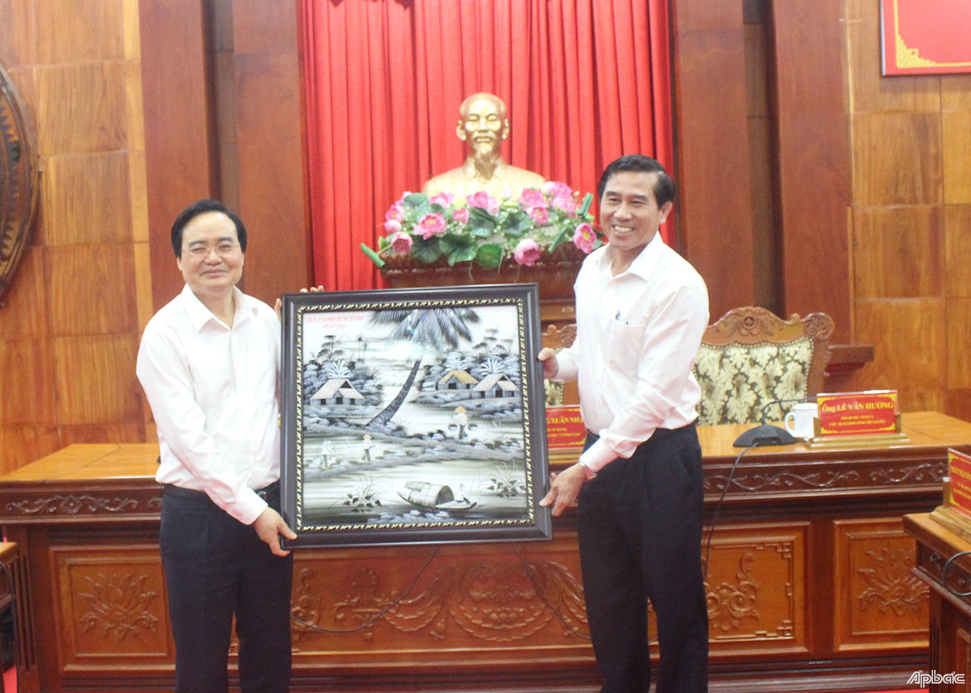 UBND tỉnh Tiền Giang tặng quà lưu niệm cho Bộ trưởng. 