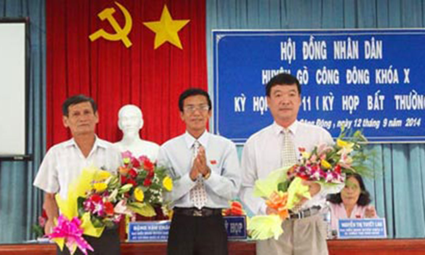 Chú Phạm Văn Bé (đứng bên trái).