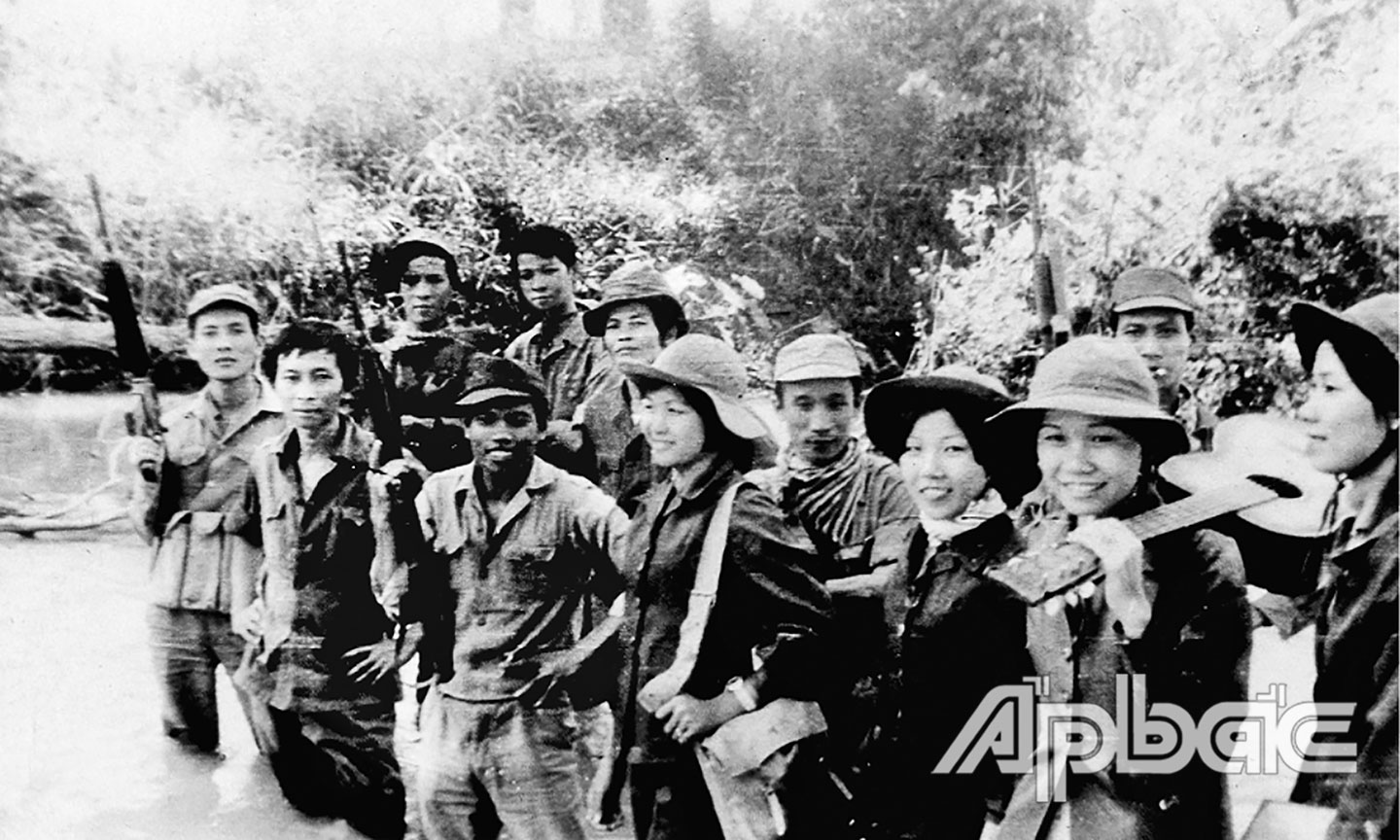 Đội Tuyên Văn Tỉnh đội Tiền Giang phối hợp với Đội Văn nghệ Đoàn Quân sự 9903  biểu diễn xung kích phục vụ cán bộ, chiến sĩ Tiểu đoàn Giồng Dứa, tại phum Xếp-bờ-Rây, xã Bờ-Rây-Ngân, huyện Kravanh, tỉnh Pursat, Campuchia ngày 2-1-1985.