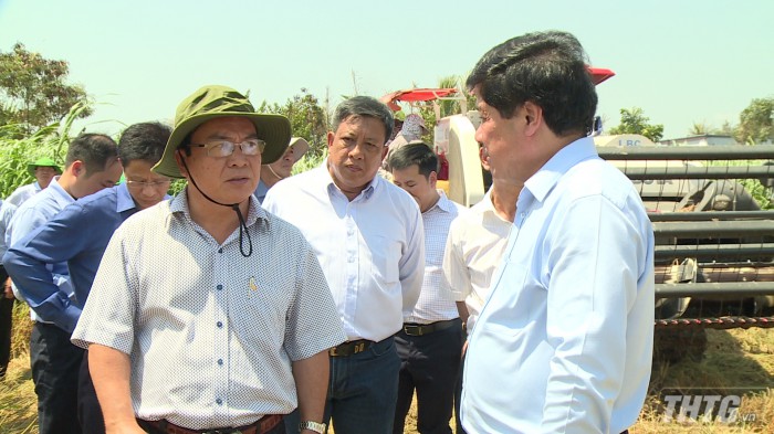 ABO - On February 20, Deputy Minister of Agriculture and Rural Development Le Quoc Doanh and the delegation surveyed the agricultural production in the drought and salinity conditions in Go Cong Tay district.
