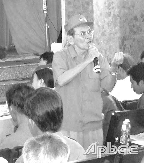 Chú Nguyễn Văn Hinh xúc động kể lại câu chuyện của Liệt sĩ Giang Thọ Kim xin vào Đảng trong hơi thở cuối cùng tại buổi Họp mặt giao lưu kỷ niệm 55 năm Chiến thắng Điện Biên Phủ (7-5-1954 - 7-5-2009), do Tỉnh đoàn tổ chức ngày 6-5-2009.  
