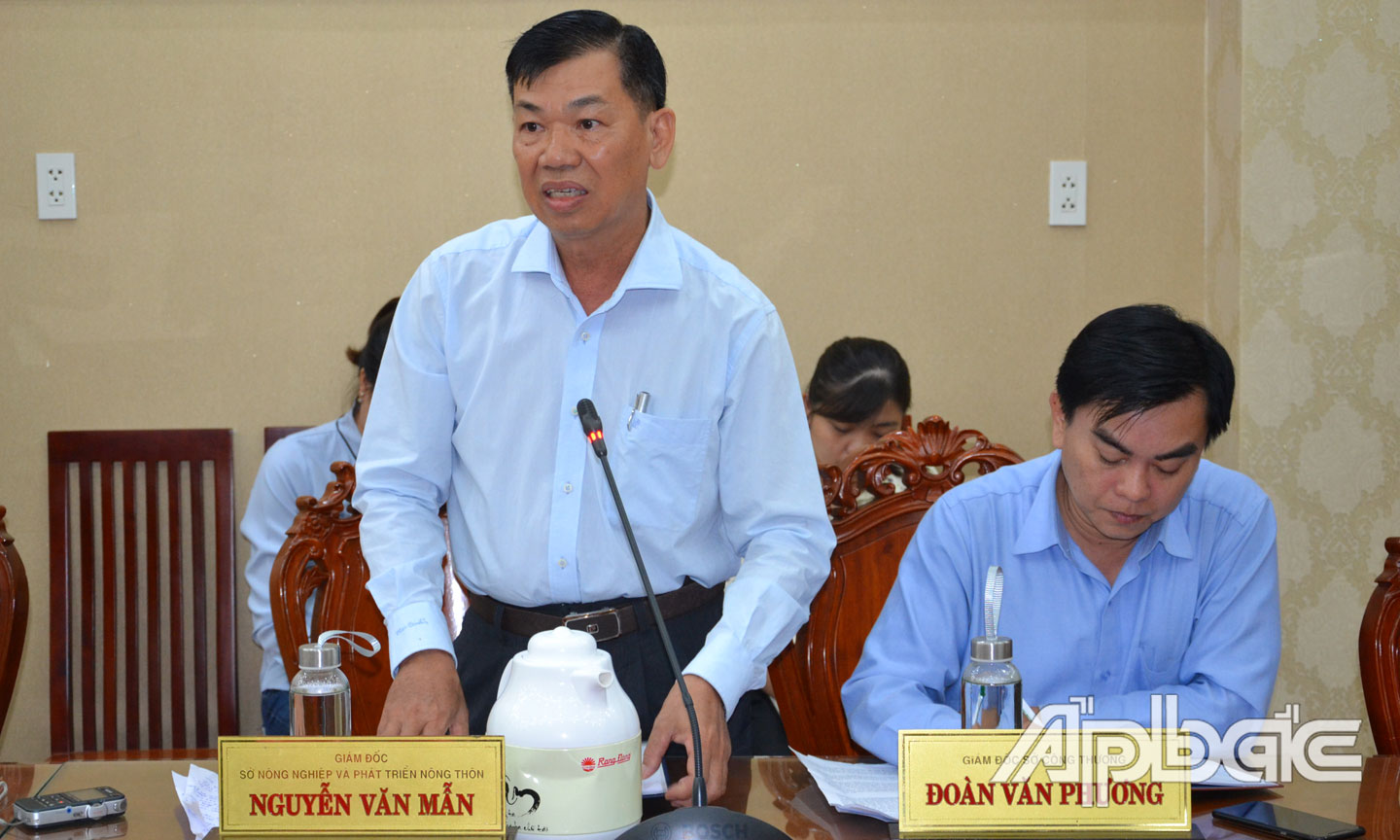 Giám đốc Sở Nông nghiệp và Phát triển nông thôn Nguyễn Văn Mẫn báo cáo về công tác phòng, chống hạn, mặn.