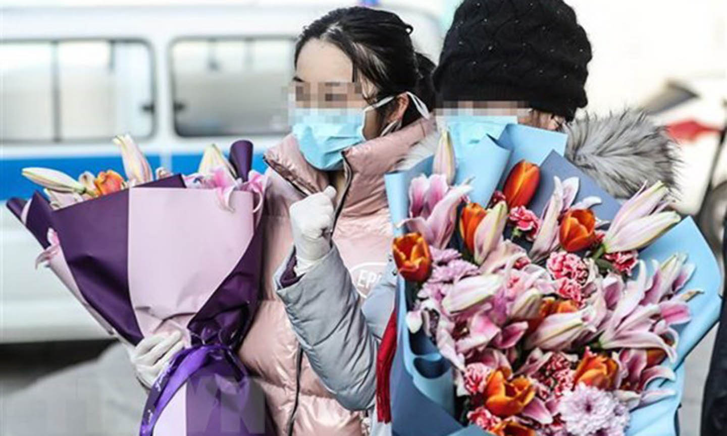 Bệnh nhân nhiễm COVID-19 được xuất viện sau khi khỏi bệnh, tại Thẩm Dương, tỉnh Liêu Ninh, Trung Quốc, ngày 9/2/2020. (Nguồn: THX/TTXVN)