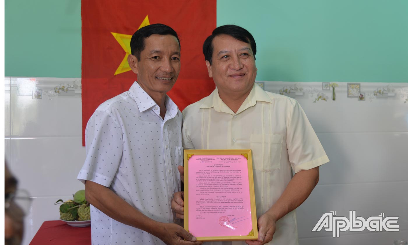 Giám đốc Sở Tài nguyên và Môi trường tỉnh Phạm Văn Trọng trao quyết định cho ông Nguyễn Văn Bảy.
