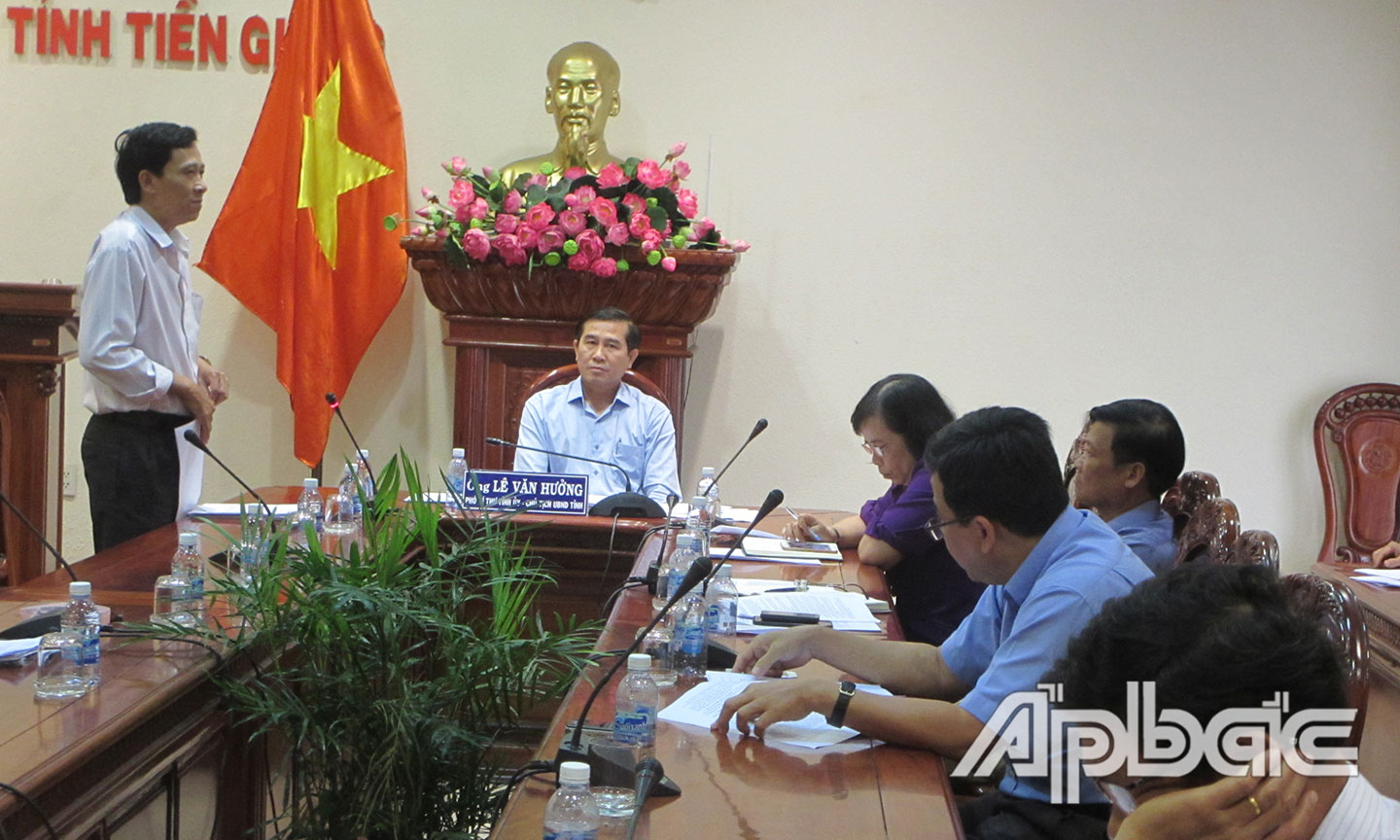 Đồng chí Đinh Tấn Hoàng báo cáo vụ việc bà Liềng với Chủ tịch UBND tỉnh Lê Văn Hưởng   và các sở, ngành có liên quan.