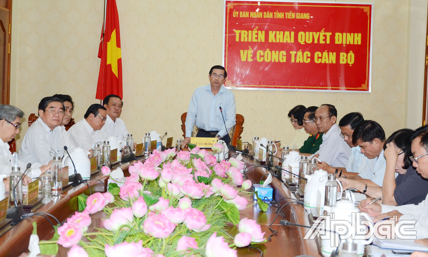 Chairman Le Van Huong speaks at the meeting. Photo: ABO