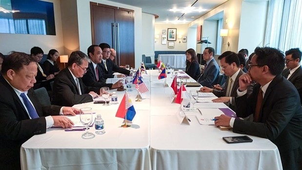 Ambassadors of ASEAN nations gather in a meeting of the ASEAN Committee in Washington, the first held under Vietnam’s chairmanship, on February 24. (Photo: VNA)